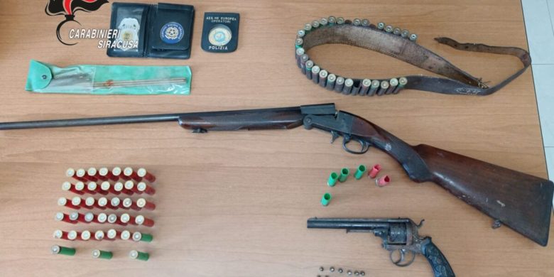Fucili e bombe a mano in un casolare: incredibile scoperta nel Siracusano, arrestato 50enne