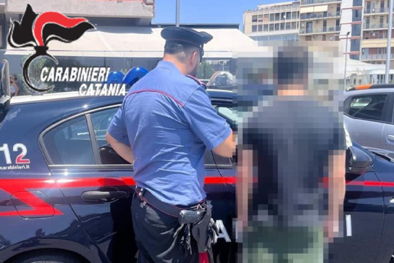 Importuna gli automobilisti, sanzionato parcheggiatore abusivo a Catania
