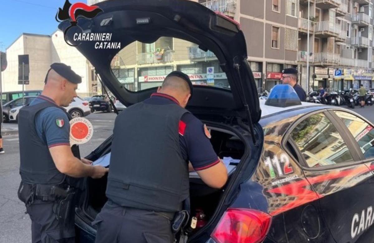 Si fingono clienti e rubano collane d’oro, fermata una coppia di ladri a Catania: il loro bottino era di oltre 5.000 euro Si fingono clienti e rubano collane d’oro, fermata una coppia di ladri a Catania: il loro bottino era di oltre 5.000 euro