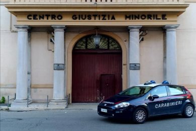 Palermo, prova a entrare al tribunale per i minorenni con la droga nella borsa: denunciata una donna