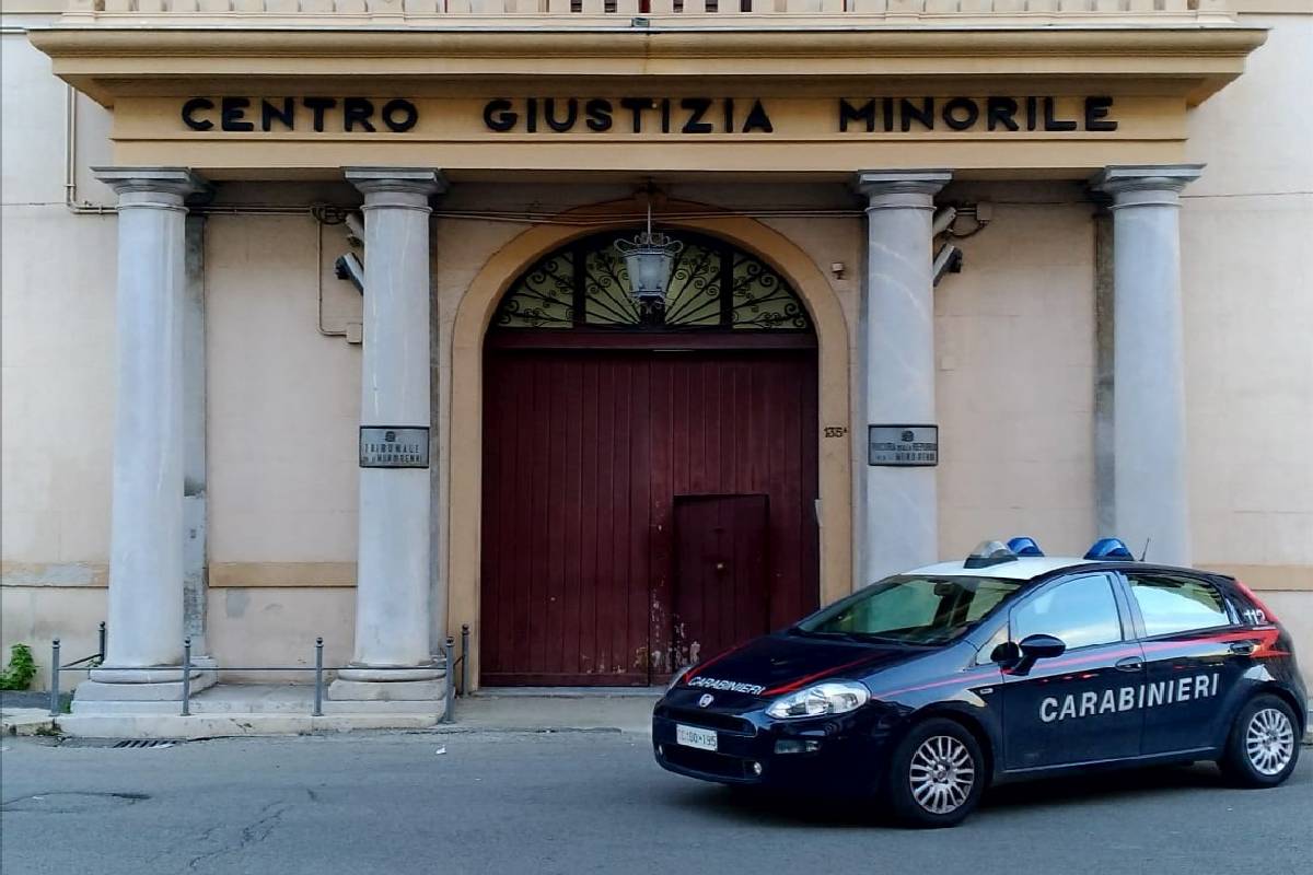 Palermo, prova a entrare al tribunale per i minorenni con la droga nella borsa: denunciata una donna Palermo, prova a entrare al tribunale per i minorenni con la droga nella borsa: denunciata una donna