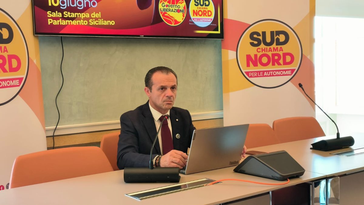 Sud chiama Nord baricentro elettorale, De Luca punta a espugnare Palermo: “Avremo candidato a Palazzo delle Aquile” Sud chiama Nord baricentro elettorale, De Luca punta a espugnare Palermo: “Avremo candidato a Palazzo delle Aquile”