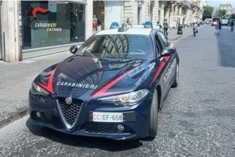 Evade dai domiciliari e ruba vestiti in un negozio: arrestato 19enne a Catania