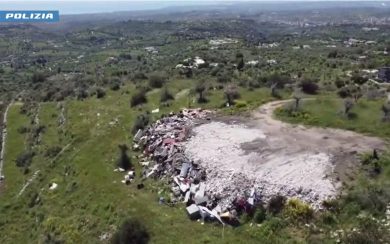 VIDEO | Incendi tossici, rifiuti sotterrati e cumuli di spazzatura: le immagini della discarica abusiva di Avola
