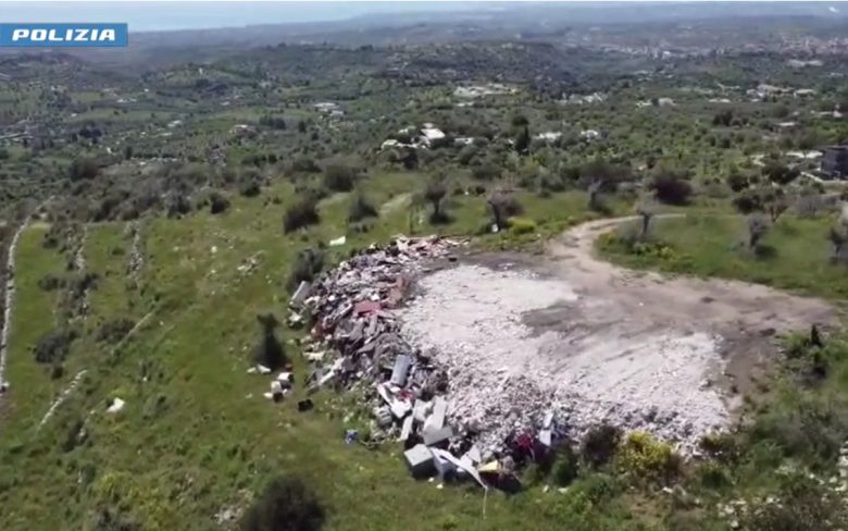 VIDEO | Incendi tossici, rifiuti sotterrati e cumuli di spazzatura: le immagini della discarica abusiva di Avola