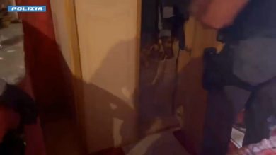 VIDEO | Blitz in via Palermo, trovati dieci chili di droga in camera da letto: arrestato giovane catanese
