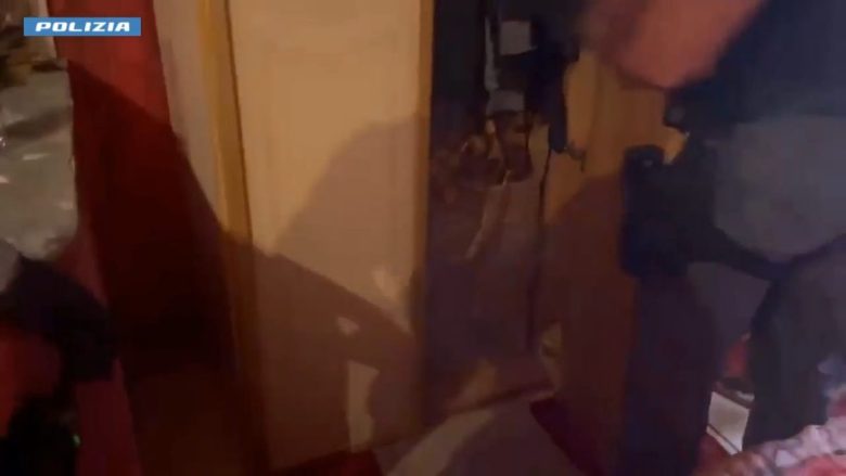 VIDEO | Blitz in via Palermo, trovati dieci chili di droga in camera da letto: arrestato giovane catanese