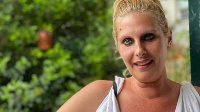 Bimba morta a Bordighera, la madre piange davanti al gip: “Mai picchiato le mie figlie” 