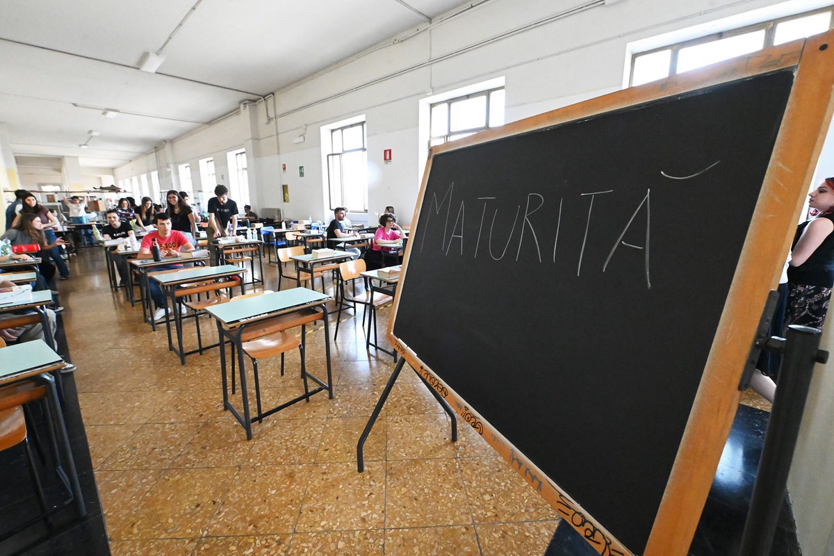 Esame di maturità sempre più vicino, commissioni riunite: il 16 giugno l’estrazione della lettera per gli orali Esame di maturità sempre più vicino, commissioni riunite: il 16 giugno l’estrazione della lettera per gli orali