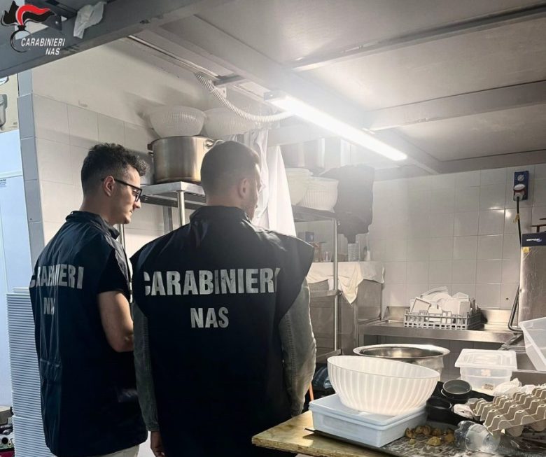 Irregolarità nei ristoranti della movida di Palermo, sequestrati due quintali di alimenti