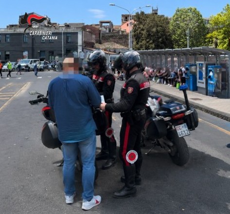 Catania, importuna automobilisti nel parcheggio: aveva già divieto di accesso in città, denunciato