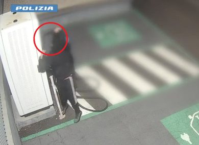 Rubavano dalle colonnine elettriche tra Catania e Siracusa, incastrati dalle telecamere: due arresti