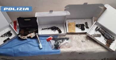 VIDEO | Catania, scoperto arsenale di armi da guerra in un box: c’è il maxi sequestro della polizia