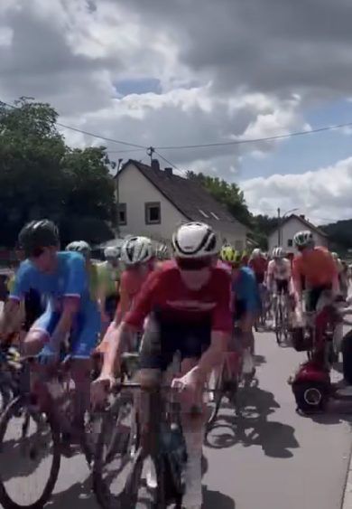 VIDEO – Germania, l’anziana “travolge” gruppo di ciclisti in una gara: caos alla Saarland Trofeo