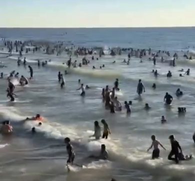 L’ondata di caldo travolge anche Gaza: il mare affollato, dietro le macerie