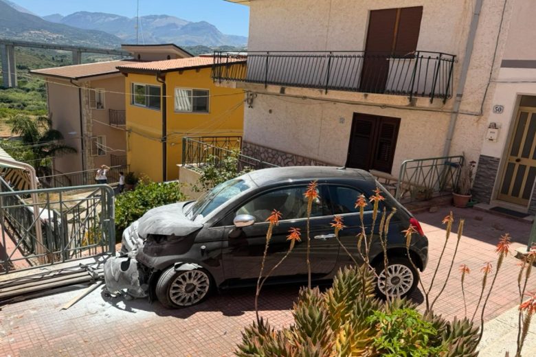 In contromano con l’auto rubata, tragedia sfiorata nel Palermitano: diversi i danni