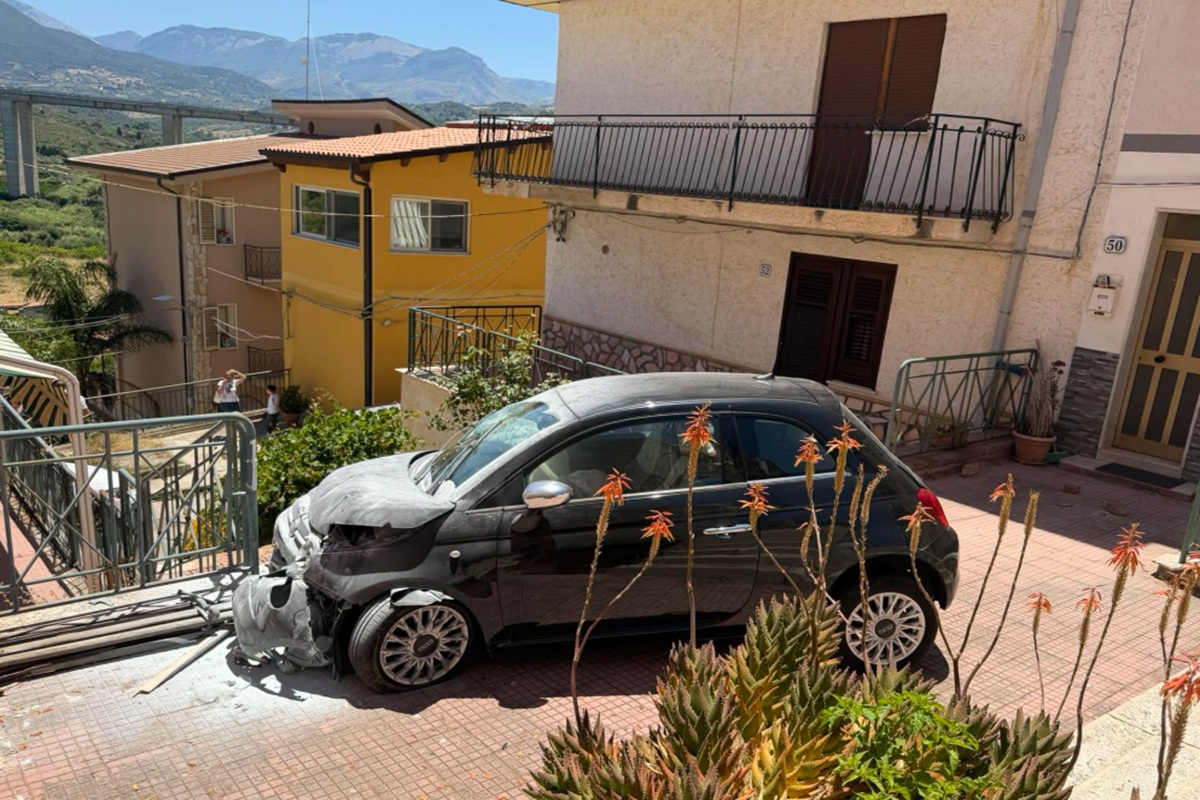 In contromano con l’auto rubata, tragedia sfiorata nel Palermitano: diversi i danni In contromano con l’auto rubata, tragedia sfiorata nel Palermitano: diversi i danni