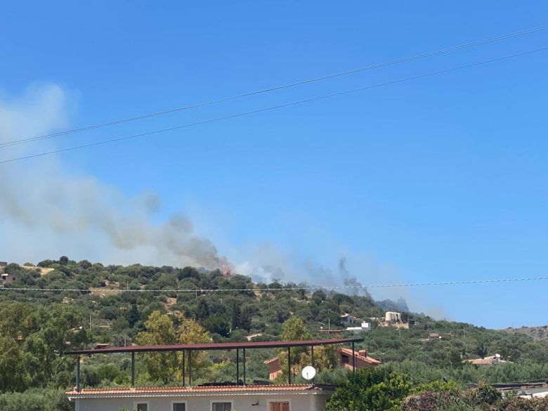 Incendio in corso nel Palermitano, sul posto i Vigili del Fuoco