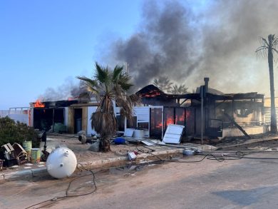 Paura in spiaggia a Tre Fontane, a fuoco un lido: bagnanti evacuati