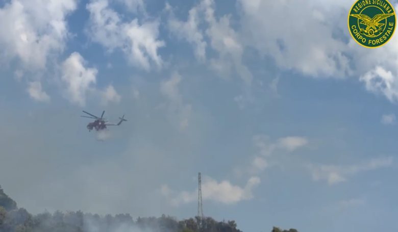 VIDEO | Sicilia travolta da fuoco e fiamme, le immagini degli spaventosi incendi: una vittima nel Messinese