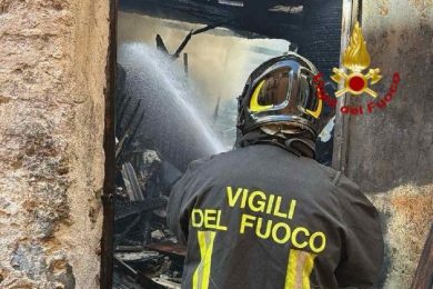 Incendio in falegnameria in via Vulpi a Palermo, diverse abitazioni evacuate