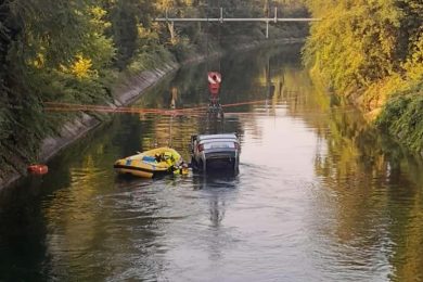Tragedia nel Milanese, auto con nove giovani finisce in un canale: tre morti