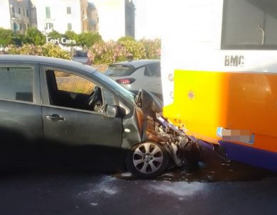 Paura a Palermo, auto contro bus Amat: ferita una bambina di 7 anni