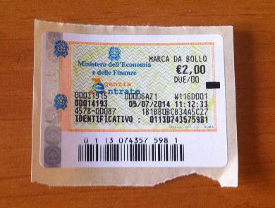 Ruba 30mila euro di marche da bollo, sulle pratiche incollava quelle vecchie: nei guai dipendente comunale 