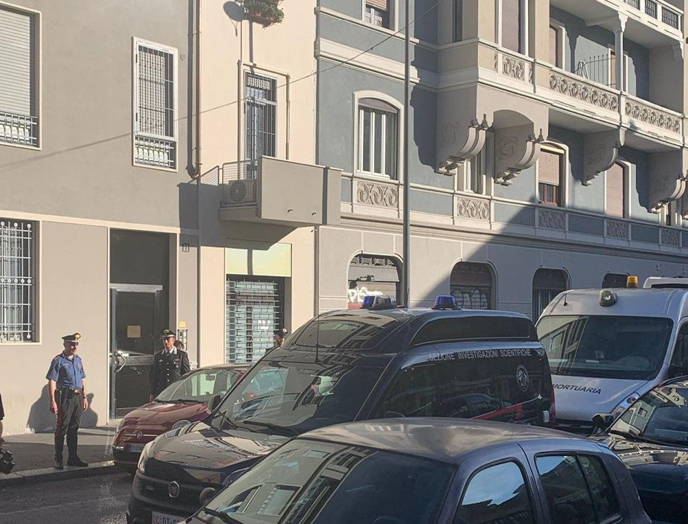 Uomo trovato morto in casa, ha ferite evidenti in testa: si indaga per omicidio Uomo trovato morto in casa, ha ferite evidenti in testa: si indaga per omicidio