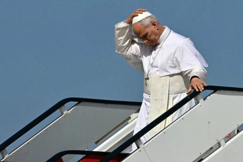 Problema tecnico al decollo per Roma, Papa Leone XIV scende dall’aereo