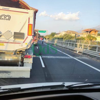Terribile incidente sulla Messina-Catania: tir sfonda il guardrail e centra un veicolo, traffico in tilt