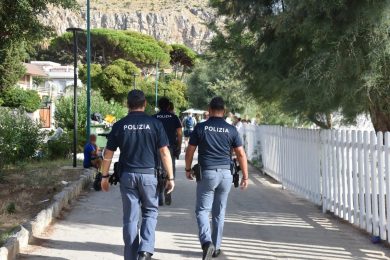 Furti di smartphone e portafogli sulla spiaggia di Mondello, arrestati due uomini