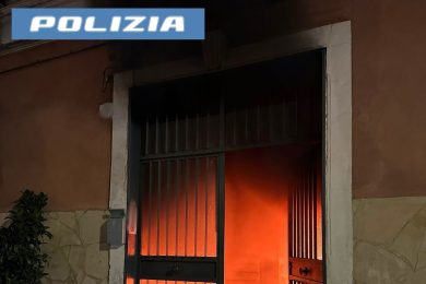 VIDEO – Incendio in un condominio a Catania: soccorse famiglie e anziani, due poliziotti intossicati dal fumo