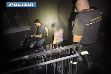 Incendio in un condominio a Catania: soccorse famiglie e anziani. Arrestato un 29enne che tentava di “salvare” la droga
