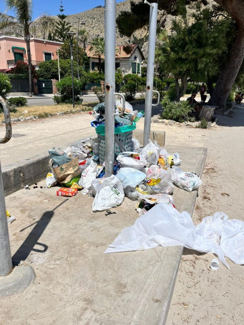 Spiaggia di Mondello, emergenza rifiuti. Italo Belga replica: “Raccogliamo circa 250 sacchi al giorno, ma serve senso civico”