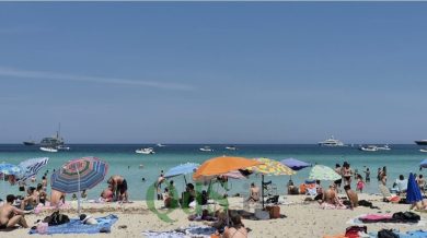 Mondello tra spiaggia libera e lidi, palermitani e turisti divisi: “Servono controlli, così è una bolgia”