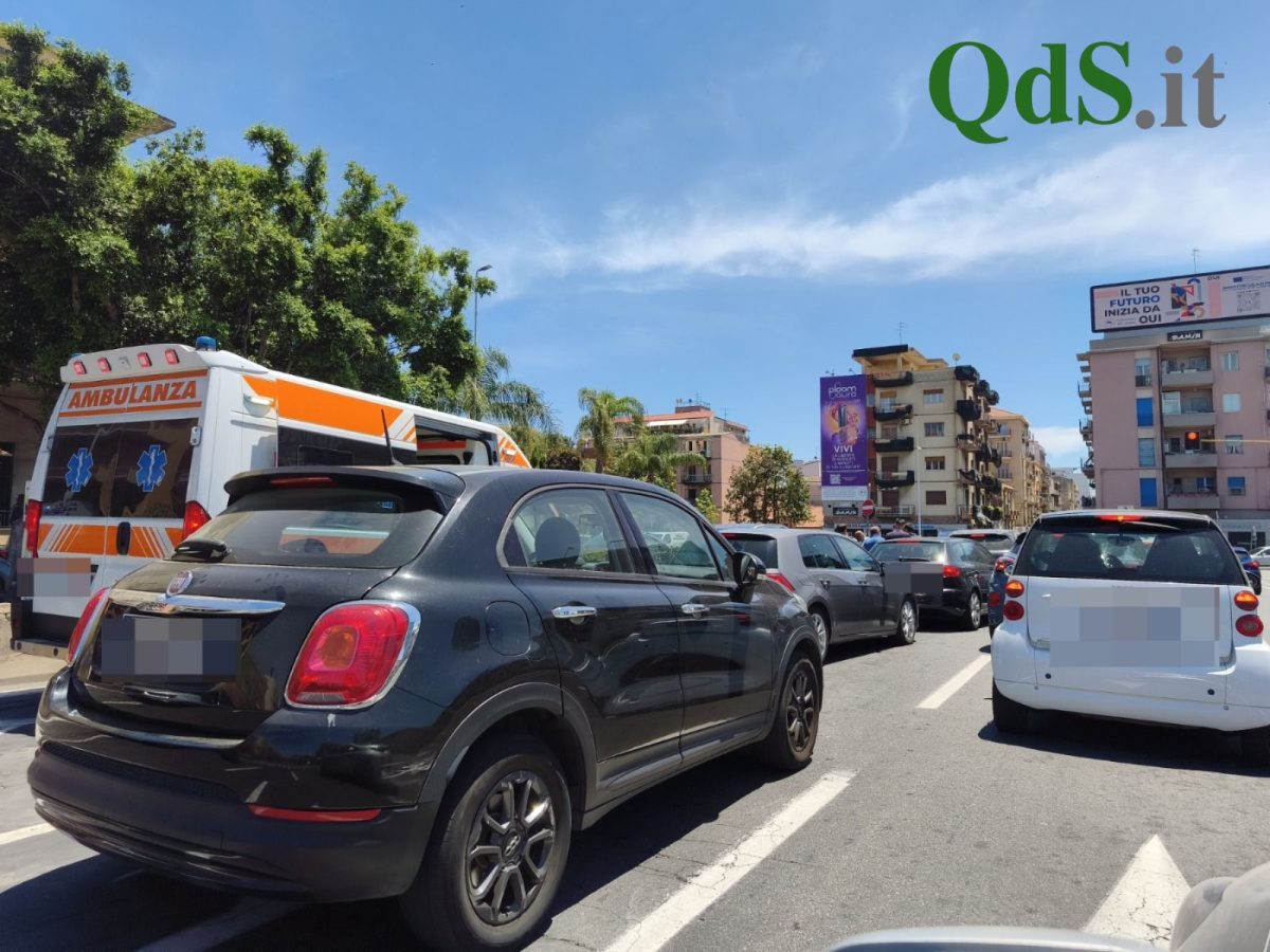 Catania, scontro fra due auto in via Vincenzo Giuffrida: un uomo in ospedale Catania, scontro fra due auto in via Vincenzo Giuffrida: un uomo in ospedale