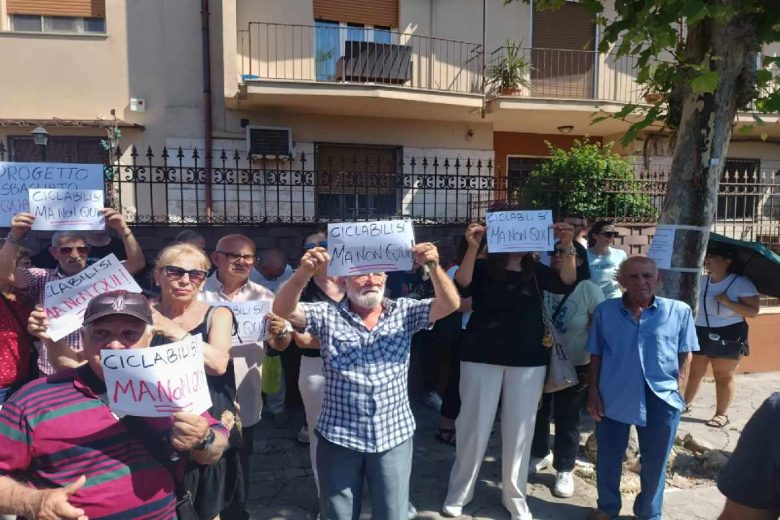 Piste ciclabili a Palermo, la protesta in viale Michelangelo e la petizione: “Qui è inutile e pericolosa”