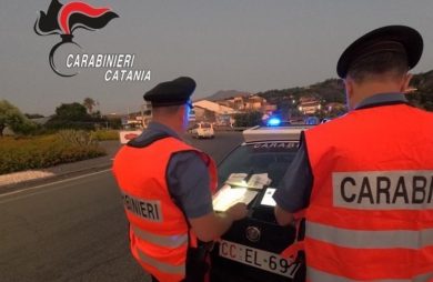 Col cellulare alla guida, viene fermata dai carabinieri ma li aggredisce: denunciata una 34enne nel Catanese