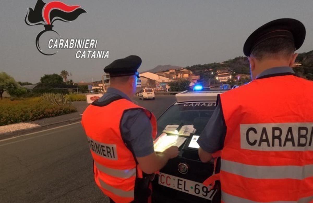 Col cellulare alla guida, viene fermata dai carabinieri ma li aggredisce: denunciata una 34enne nel Catanese Col cellulare alla guida, viene fermata dai carabinieri ma li aggredisce: denunciata una 34enne nel Catanese
