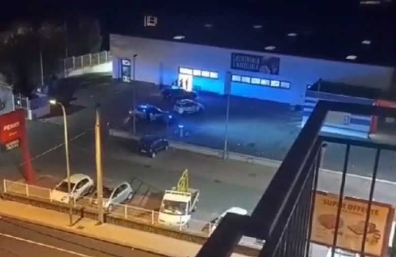 VIDEO – Panico nella notte al Penny di Acireale: caccia ai ladri, al via le indagini