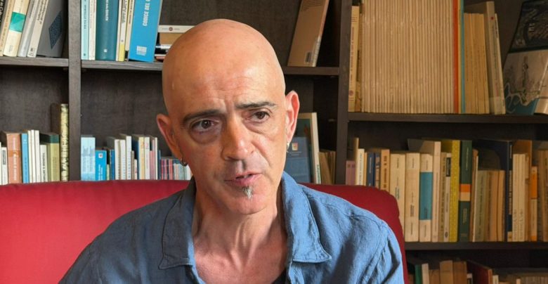 “Picchiato per futili motivi condominiali, mi hanno distrutto studio e strumenti”: la denuncia del musicista Rosario Moschitta