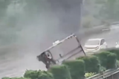 VIDEO | Impressionante incidente in Cina, testacoda da brividi per un camion sotto la pioggia