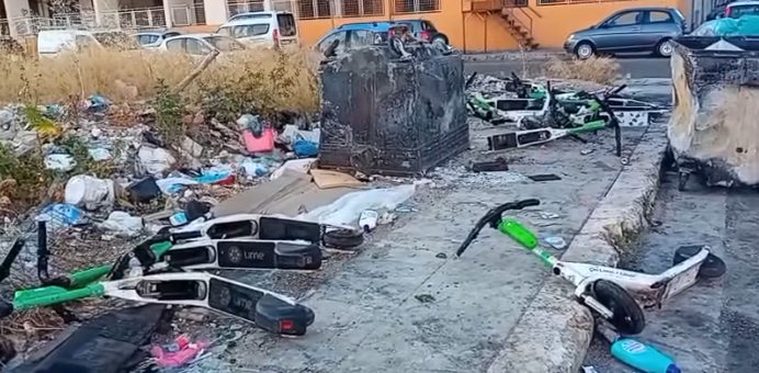 VIDEO | Saccheggio di monopattini nella notte a Palermo, ritrovati danneggiati allo Zen