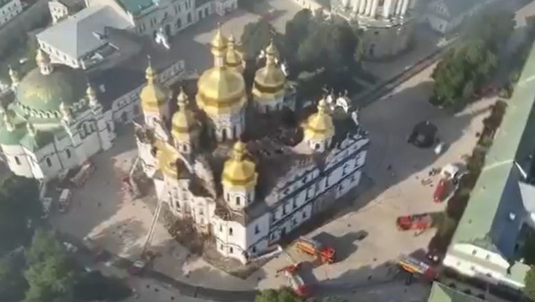 VIDEO | Raid russo incendia la Cattedrale della Dormizione di Kiev
