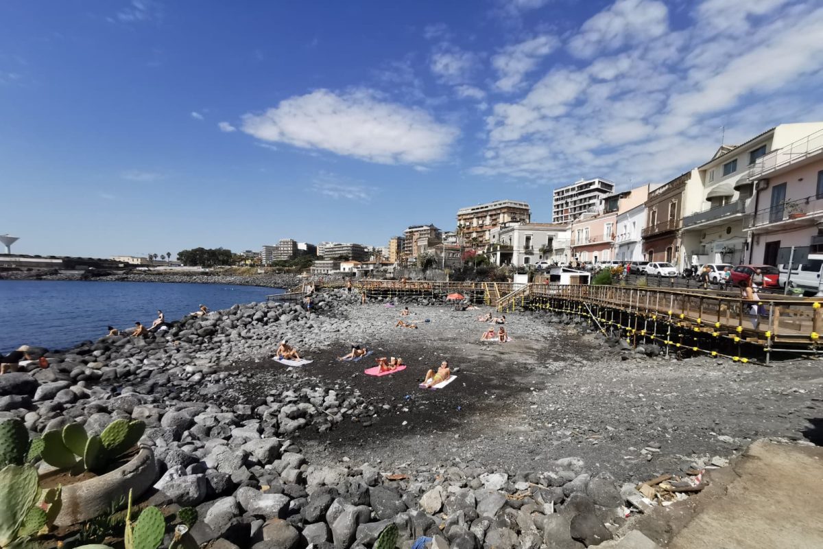 FOTO | Estate 2026 a Catania: solarium operativo a San Giovanni Li Cuti, a breve aperte anche le tre spiagge libere della Plaia FOTO | Estate 2026 a Catania: solarium operativo a San Giovanni Li Cuti, a breve aperte anche le tre spiagge libere della Plaia