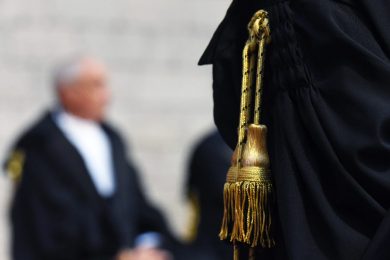 Avvocati a ostacoli, costi, burocrazia e nuove barriere stanno allontanando un’intera generazione