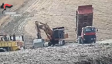 VIDEO | Rifiuti interrati e gestione illecita, blitz nella discarica di contrada Timpazzo a Gela