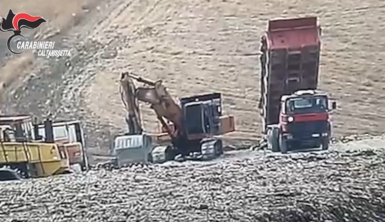 VIDEO | Rifiuti interrati e gestione illecita, blitz nella discarica di contrada Timpazzo a Gela