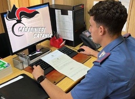 Gli promettono un finto lavoro social e lo derubano di oltre 3 mila euro: 3 denunciati nel Catanese